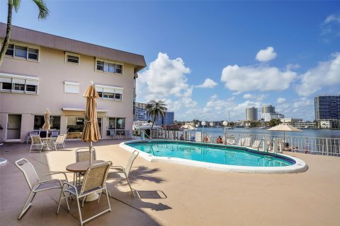 Copropriété à vendre à Hallandale Beach, Floride: 2 chambres, 98.01 m2 № 1065853 - photo 13