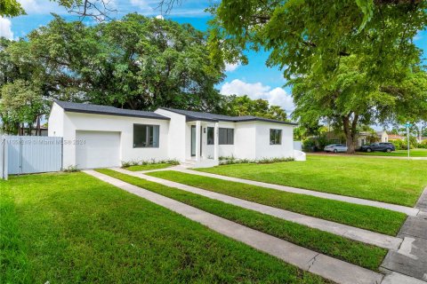 House in Miami Springs, Florida 3 bedrooms, 93.09 sq.m. № 1348878 - photo 3