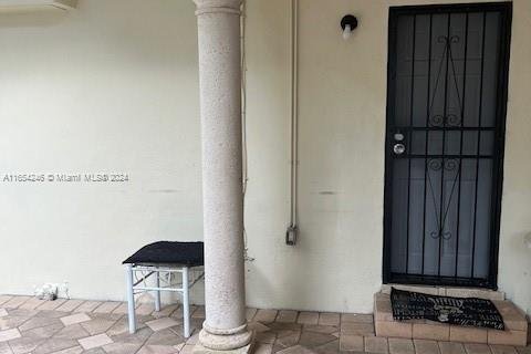 Propiedad comercial en alquiler en Miami, Florida, 27.87 m2 № 1348877 - foto 1