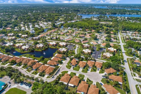 House in Jupiter, Florida 3 bedrooms, 147.9 sq.m. № 1026671 - photo 1