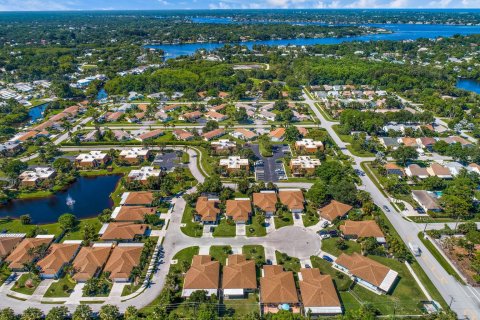 House in Jupiter, Florida 3 bedrooms, 147.9 sq.m. № 1026671 - photo 2