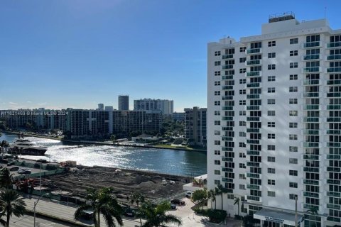 Condo in Hollywood, Florida, 1 bedroom  № 1242327 - photo 3