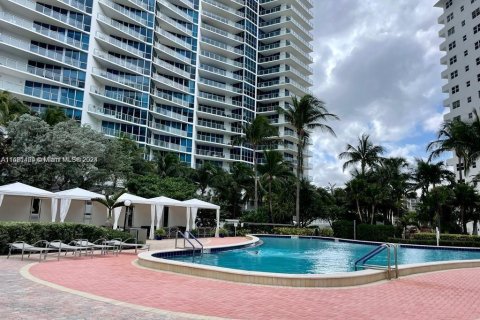 Condo in Hollywood, Florida, 1 bedroom  № 1242327 - photo 1