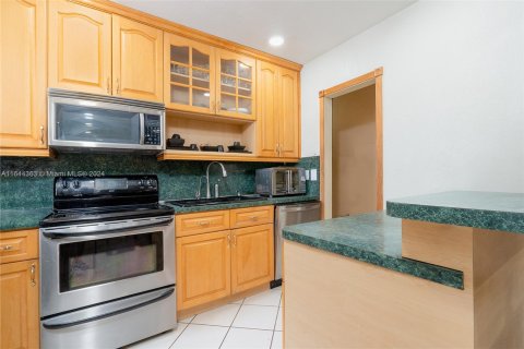 House in Miami, Florida 3 bedrooms, 122.17 sq.m. № 1331666 - photo 25