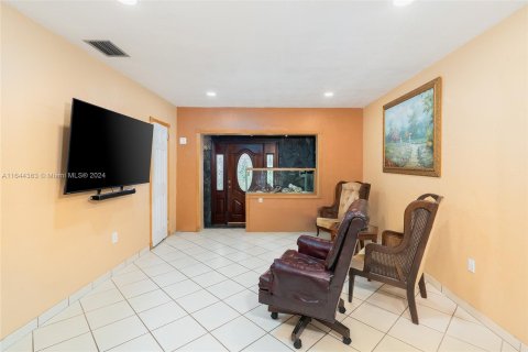 House in Miami, Florida 3 bedrooms, 122.17 sq.m. № 1331666 - photo 9