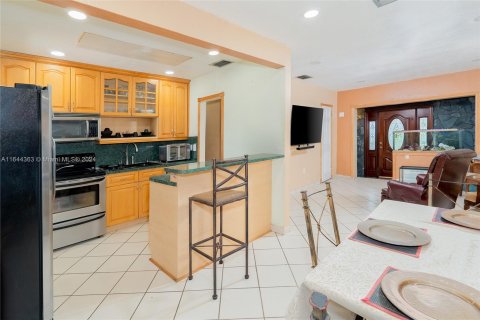 House in Miami, Florida 3 bedrooms, 122.17 sq.m. № 1331666 - photo 10