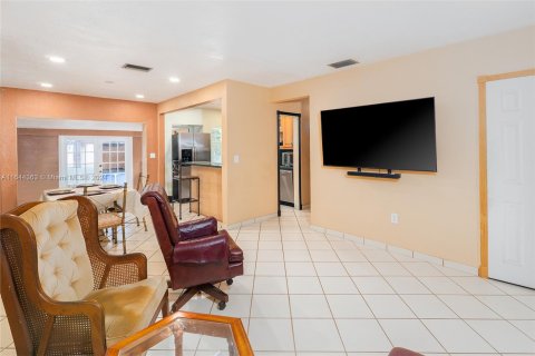 House in Miami, Florida 3 bedrooms, 122.17 sq.m. № 1331666 - photo 8