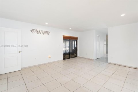 Casa en venta en Miami, Florida, 4 dormitorios, 265.7 m2 № 1331667 - foto 15