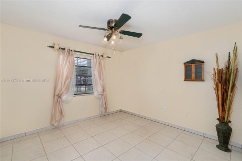 Casa en venta en Miami, Florida, 4 dormitorios, 265.7 m2 № 1331667 - foto 22