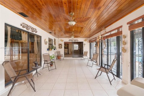 Casa en venta en Miami, Florida, 4 dormitorios, 265.7 m2 № 1331667 - foto 30