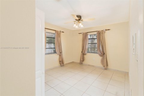 House in Miami, Florida 4 bedrooms, 265.7 sq.m. № 1331667 - photo 20