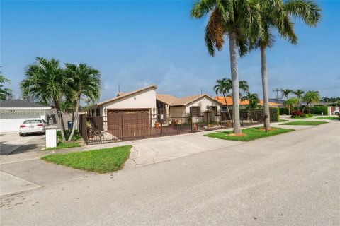 House in Miami, Florida 4 bedrooms, 265.7 sq.m. № 1331667 - photo 2