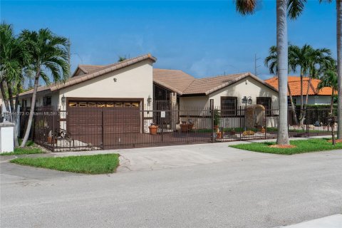 House in Miami, Florida 4 bedrooms, 265.7 sq.m. № 1331667 - photo 3