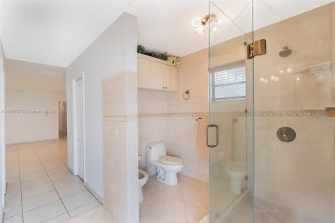 House in Miami, Florida 4 bedrooms, 265.7 sq.m. № 1331667 - photo 17