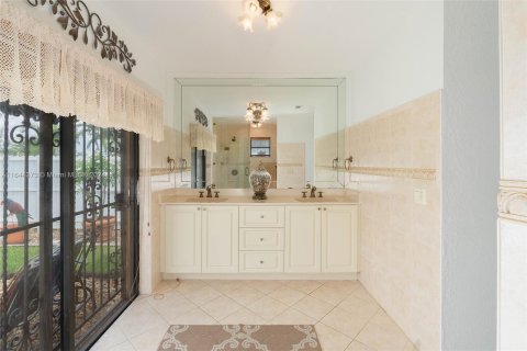 House in Miami, Florida 4 bedrooms, 265.7 sq.m. № 1331667 - photo 16