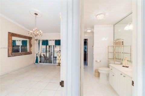 Villa ou maison à vendre à Miami, Floride: 4 chambres, 265.7 m2 № 1331667 - photo 11