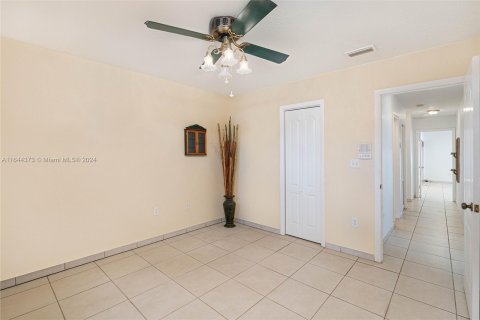 House in Miami, Florida 4 bedrooms, 265.7 sq.m. № 1331667 - photo 23