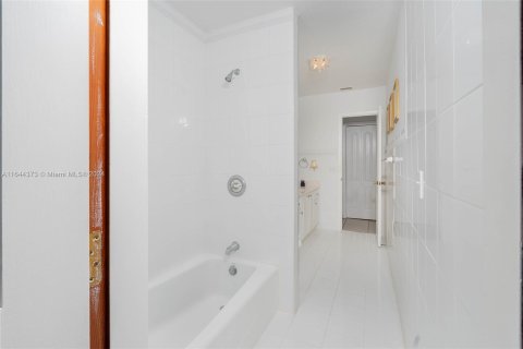 Casa en venta en Miami, Florida, 4 dormitorios, 265.7 m2 № 1331667 - foto 13