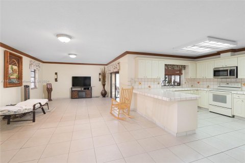 House in Miami, Florida 4 bedrooms, 265.7 sq.m. № 1331667 - photo 25