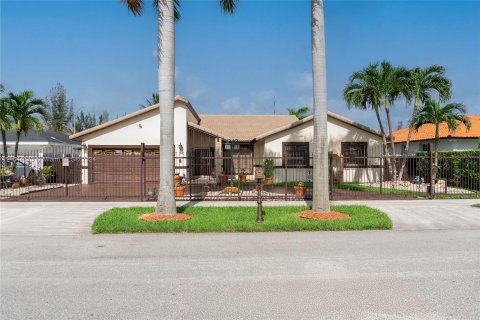 House in Miami, Florida 4 bedrooms, 265.7 sq.m. № 1331667 - photo 1