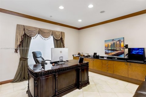 Villa ou maison à vendre à Hallandale Beach, Floride: 6 chambres, 396.14 m2 № 1019344 - photo 16