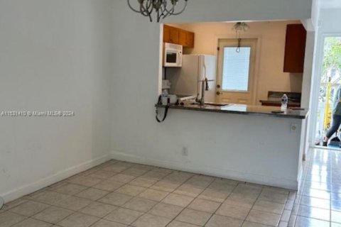 Condo in Lauderdale Lakes, Florida, 2 bedrooms  № 1019345 - photo 5