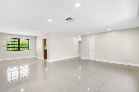 Villa ou maison à louer à Cutler Bay, Floride: 4 chambres, 177.07 m2 № 1345192 - photo 4