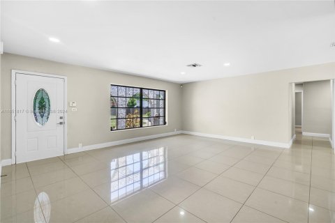 Casa en alquiler en Cutler Bay, Florida, 4 dormitorios, 177.07 m2 № 1345192 - foto 3