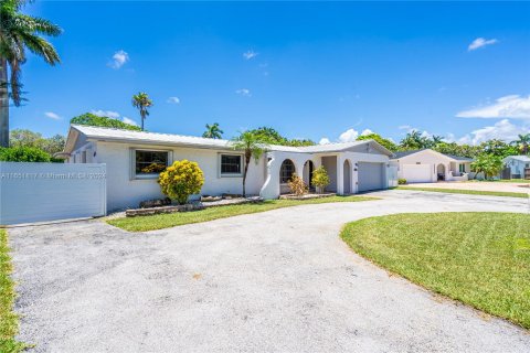 Villa ou maison à louer à Cutler Bay, Floride: 4 chambres, 177.07 m2 № 1345192 - photo 2