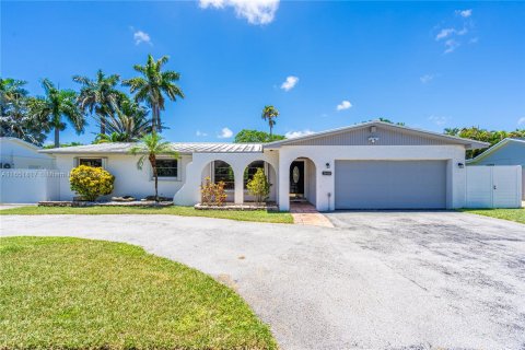 Villa ou maison à louer à Cutler Bay, Floride: 4 chambres, 177.07 m2 № 1345192 - photo 1