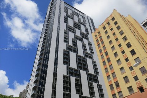 Condo in Miami, Florida, 2 bedrooms  № 1345308 - photo 1