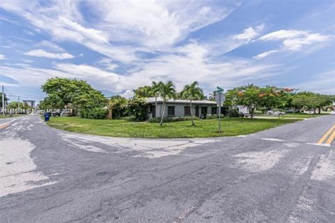 Immobilier commercial à vendre à Pompano Beach, Floride: 282.61 m2 № 1345193 - photo 3