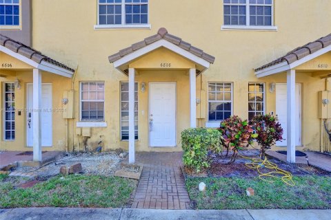 Townhouse in Lauderhill, Florida 2 bedrooms, 113.71 sq.m. № 1023813 - photo 10