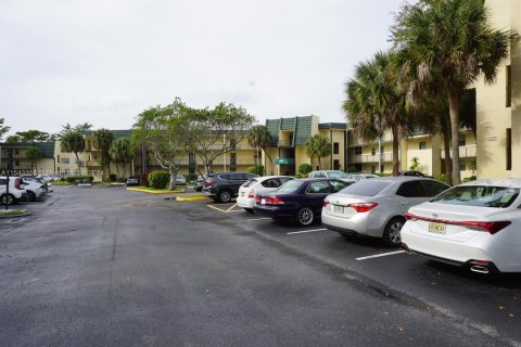 Condo in Tamarac, Florida, 1 bedroom  № 1043848 - photo 1