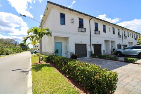 Townhouse in Florida City, Florida 3 bedrooms, 138.24 sq.m. № 1047081 - photo 2