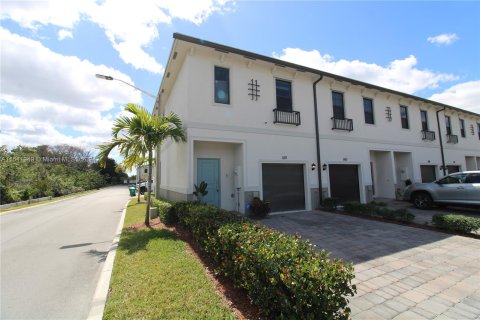 Townhouse in Florida City, Florida 3 bedrooms, 138.24 sq.m. № 1047081 - photo 30