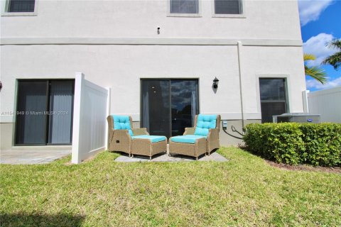 Townhouse in Florida City, Florida 3 bedrooms, 138.24 sq.m. № 1047081 - photo 23