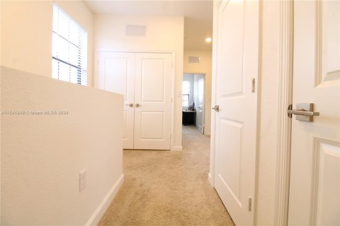 Townhouse in Florida City, Florida 3 bedrooms, 138.24 sq.m. № 1047081 - photo 13