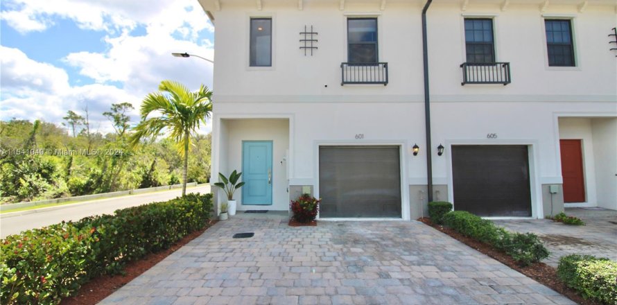 Townhouse in Florida City, Florida 3 bedrooms, 138.24 sq.m. № 1047081