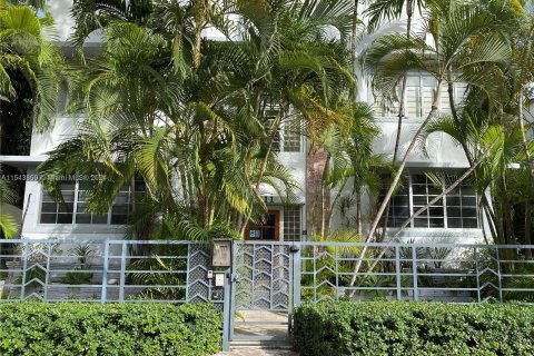 Condo in Miami Beach, Florida, 1 bedroom  № 1047100 - photo 1