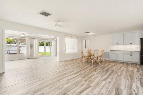 House in Vero Beach, Florida 2 bedrooms, 179.67 sq.m. № 1301411 - photo 8