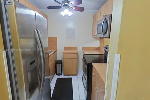 Condo in Miami, Florida, 1 bedroom  № 1399407 - photo 2