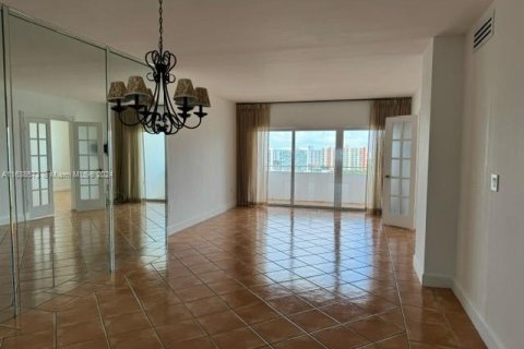 Condominio en alquiler en Sunny Isles Beach, Florida, 1 dormitorio, 70.79 m2 № 1351901 - foto 1