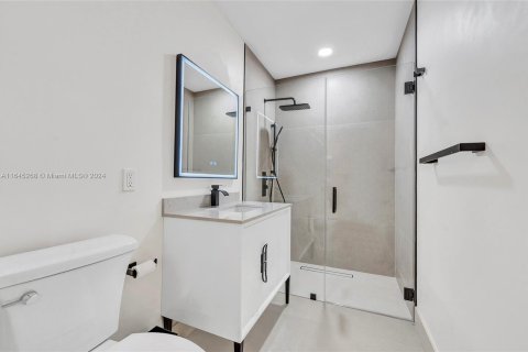 Casa en venta en Miami, Florida, 4 dormitorios, 428.28 m2 № 1351904 - foto 16