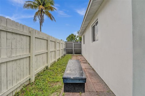 House in Miramar, Florida 3 bedrooms, 91.6 sq.m. № 1351859 - photo 30