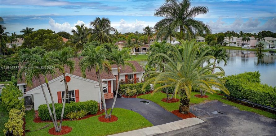 Villa ou maison à Davie, Floride 4 chambres, 137.4 m2 № 1331456