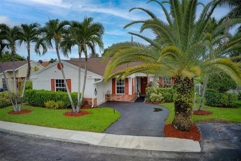 Villa ou maison à vendre à Davie, Floride: 4 chambres, 137.4 m2 № 1331456 - photo 2