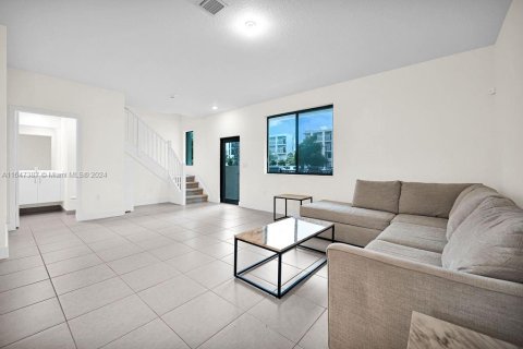 Townhouse in Doral, Florida 3 bedrooms, 149.02 sq.m. № 1331677 - photo 8