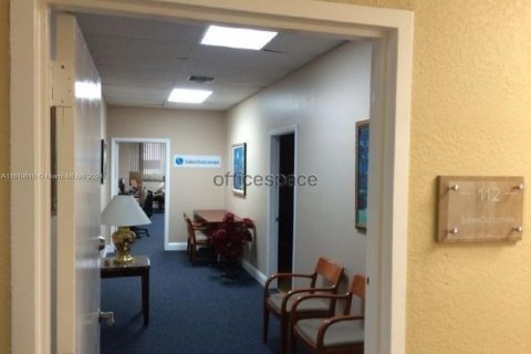 Commercial property in Miami Lakes, Florida № 1241110 - photo 4