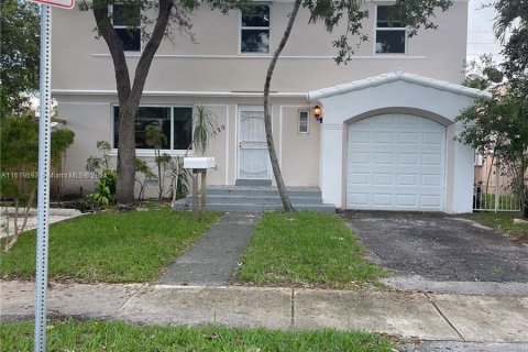 Casa en alquiler en Hollywood, Florida, 2 dormitorios, 135.45 m2 № 1241109 - foto 2